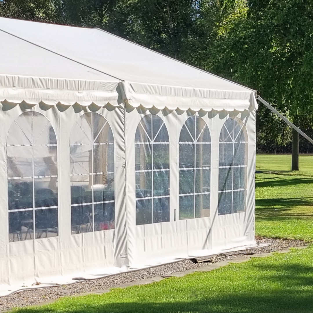 Hvidt 6x3m festtelt til havefest i Aalborg med plads til 10-15 personer.